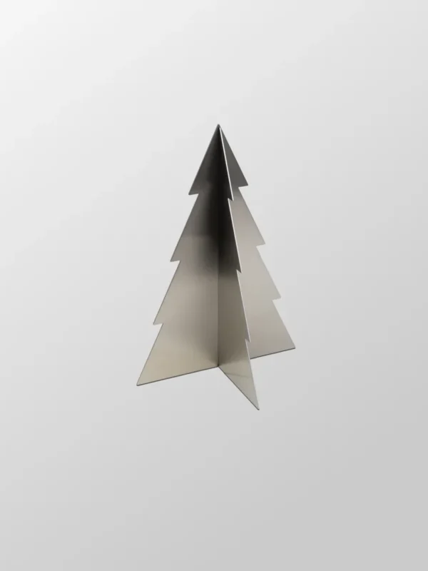 Julgran Liten, en minimalistisk platt julgran tillverkad av metalliskt borstat rostfritt stål med sammankopplade paneler, står mot en vanlig ljusgrå bakgrund.