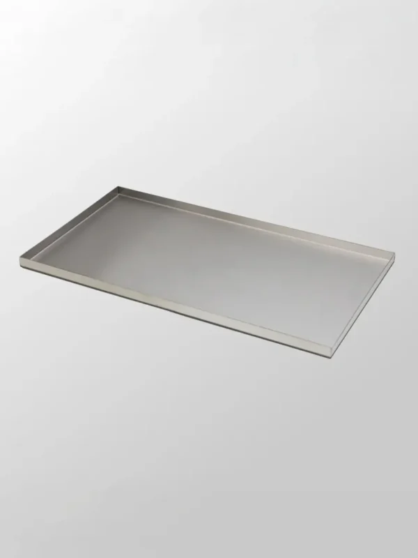 Dekorbricka Stor, en rektangulär bricka i rostfritt stål med upphöjda kanter, är tillverkad av borstat rostfritt stål och visas på en enfärgad ljusgrå bakgrund.