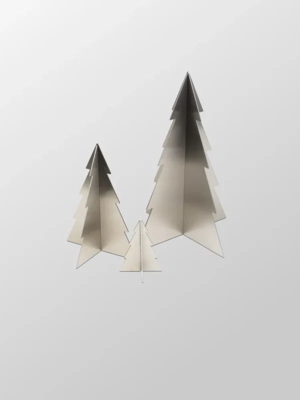 Tre minimalistiska Julgran 3-pack tallskulpturer i borstat rostfritt stål, var och en i olika höjd, visas centralt mot en ljusgrå gradientbakgrund.
