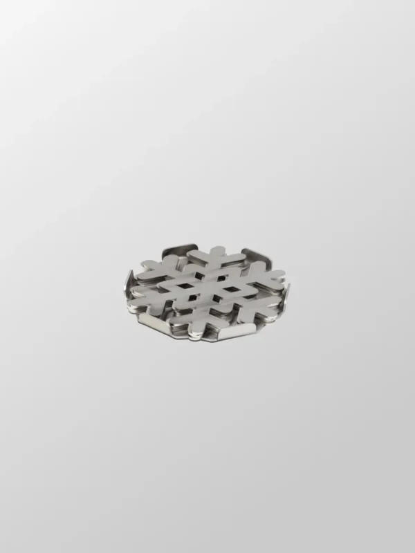 Glasunderlägg Snöflinga 4-pack har metalliska, snöflingformade underlägg gjorda av borstat rostfritt stål, mot en ljusgrå bakgrund - en elegant touch av svensk design för ditt bord eller din inredning.